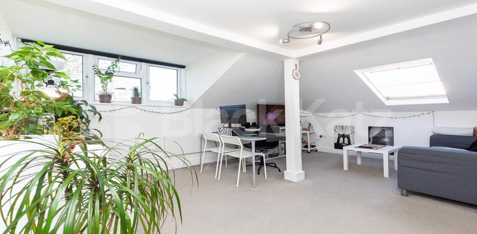 Recently refurbished one bed with acces to a large communal garden mins to Tube. Camden Road , Tufnell Park